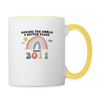 Die Welt zu einem besseren Ort machen seit 2011, 12. - Tasse zweifarbig - Weiß/Gelb - Rechts