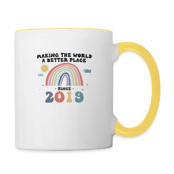 Die Welt zu einem besseren Ort machen seit 2019, 4. - Tasse zweifarbig - Weiß/Gelb - Rechts