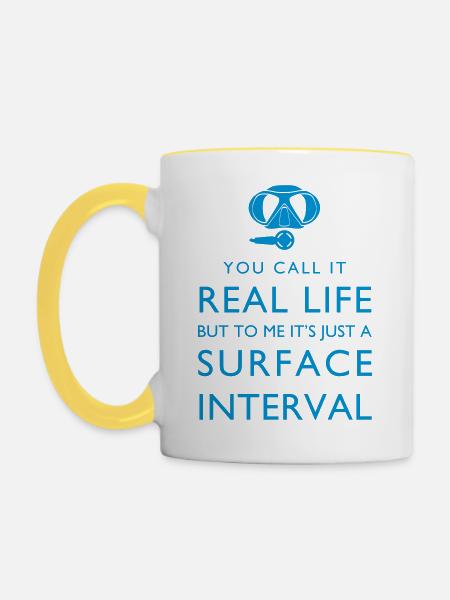 Real life vs surface interval - Tasse zweifarbig - Weiß/Gelb