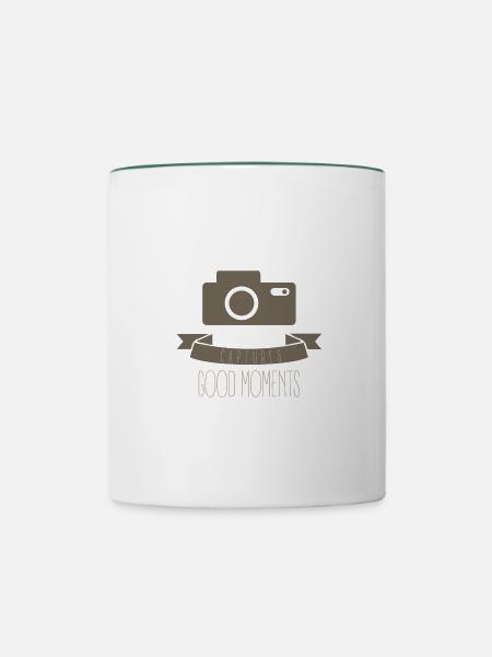 fängt gute Momente ein - Tasse zweifarbig - Weiß/Dunkelgrün