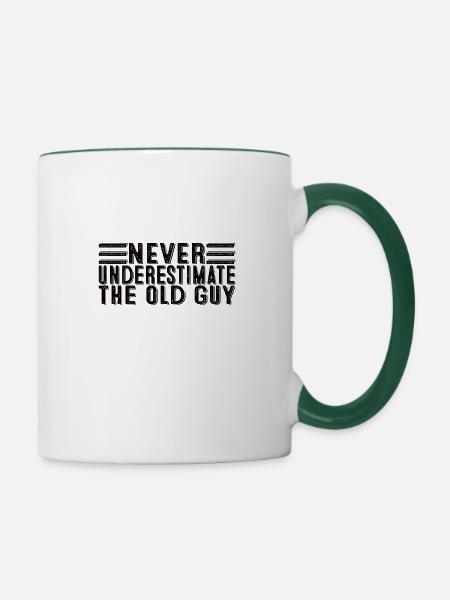 Never Underestimate An Old Guy - Tasse zweifarbig - Weiß/Dunkelgrün