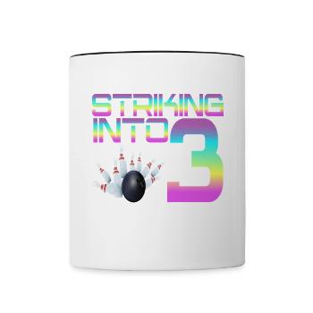 Frapper dans 3 Bowling Bowlers 3ème fête d’anniversaire - Mug contrasté - blanc/noir - Devant