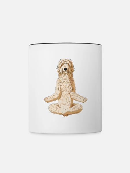 Meditierender Labradoodle Hund - Tasse zweifarbig - Weiß/Schwarz