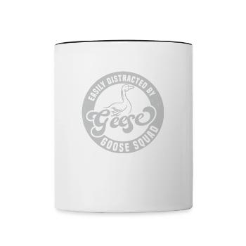 Lässt sich leicht von Gänsen ablenken, niedlicher - Tasse zweifarbig - Weiß/Schwarz - Vorne