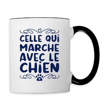 celle qui marche avec le chien - Mug contrasté - blanc/noir - Droite