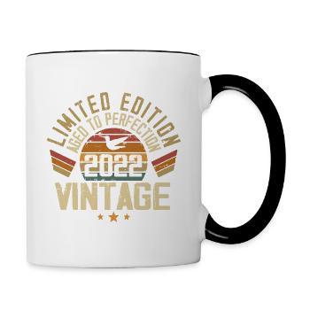 Jahrgang 2022 Retro Geburtstagsgeschenk 2022 - Tasse zweifarbig - Weiß/Schwarz - Rechts