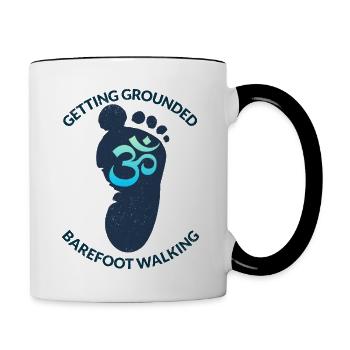 Barfuß-Walking-Design mit einem Aum-Schild. - Tasse zweifarbig - Weiß/Schwarz - Rechts
