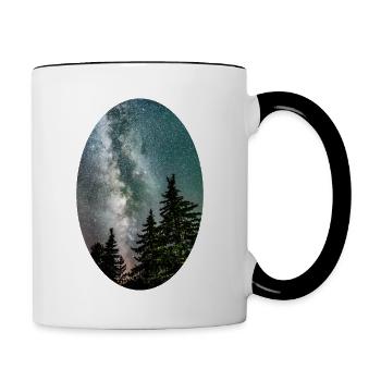 Milchstraße zwischen den Fichten im Wald - Tasse zweifarbig - Weiß/Schwarz - Rechts