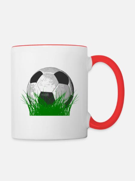 Fußball im Gras - Tasse zweifarbig - Weiß/Rot