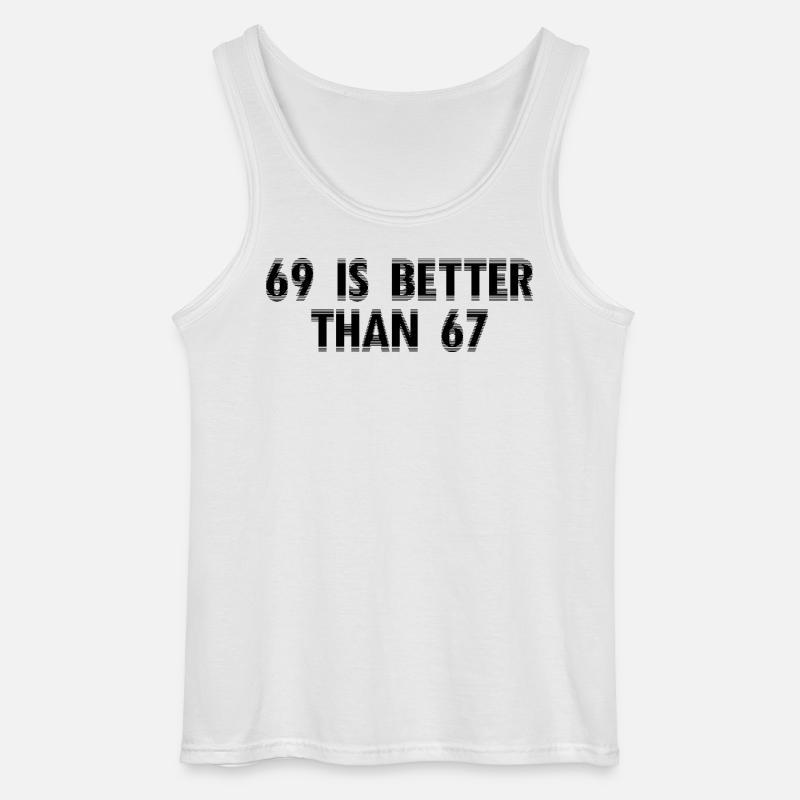 69 Is Better Than 67 – Erwachsenensprüche - Gildan Männer Tank Top - Weiß