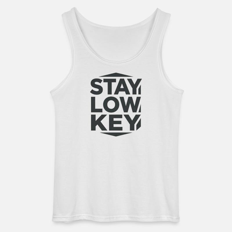 Stay Low Key – ruhige Wohnästhetik - Gildan Männer Tank Top - Weiß