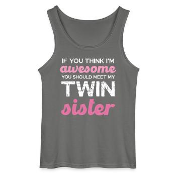 Zwillingsschwester Spruch T-Shirt - Gildan Männer Tank Top - Anthrazit - Vorne - AI Model Male 185 dark (185cm)
