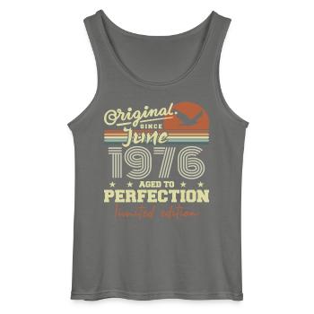 geboren im Juni 1976, Juni 1976, geboren im Juni 1976 Juni 1976 - Gildan Männer Tank Top - Anthrazit - Vorne - AI Model Male 185 dark (185cm)