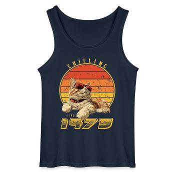 1975 chilling since retro Cat - Gildan Men’s Tank Top - navy - Front - AI Model Male 185 dark (185cm)