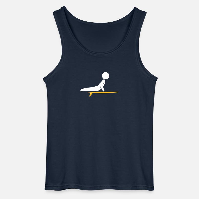 Ein Surfer mit seinem Surfboard - Gildan Männer Tank Top - Navy