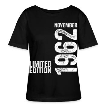 November 1962 Limitierte Auflage November 1962 - Stanley/Stella Relaxed Rundhals Frauen Bio-T-Shirt SERENA - Schwarz - Vorne - Anna (173cm)