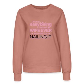 Es ist nicht einfach, die beste Ehefrau aller Zeiten zu sein Lustiges Zitat - Frauen Sweatshirt - Altrosa - Vorne - AI Model Female 172 dark (172cm)