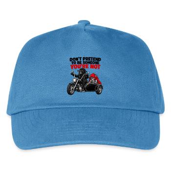 Schwarzes Schaf auf einem Motorrad und Wolf - Kinder Basecap - Pfauenblau - Vorne