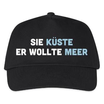 Sie Küste er wollte Meer. Spruch für Verliebte. - Kinder Basecap - Schwarz - Vorne