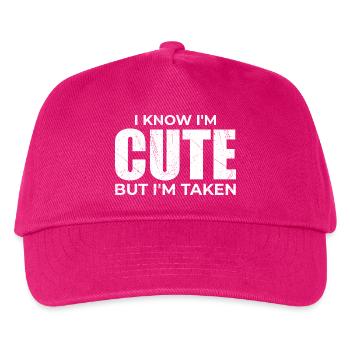 Süß, aber schon vergeben – Humorvolles engagiertes Paar - Kinder Basecap - Fuchsia - Vorne