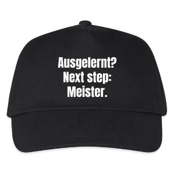 Next Step Meister: Typografische Wegweisung - Kinder Basecap - Schwarz - Vorne