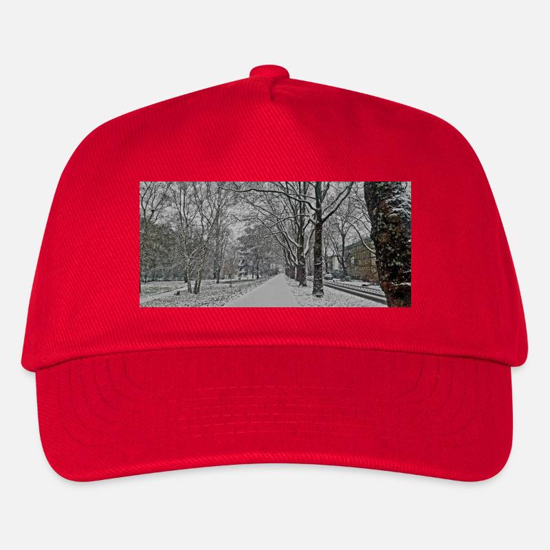 Winterallee im Schneefall - Kinder Basecap - Rot