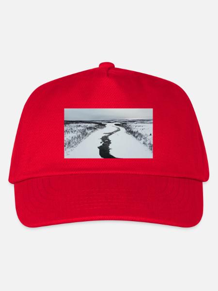 Ein gewundenen Fluss in verschneiter Landschaft - Kinder Basecap - Rot