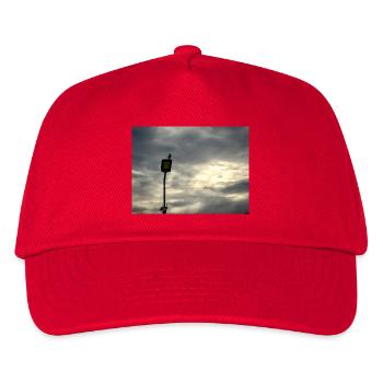 Vogel auf einem Laternenpfahl unter Wolken - Kinder Basecap - Rot - Vorne