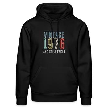 Vintage 1976 - Stanley/Stella Unisex Bio-Hoodie DRUMMER  - Schwarz - Vorne - Marisol (170cm) & Nik (191cm)