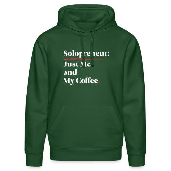 Solopreneur Vibes: Just Me & My Coffee [Weiß] - Stanley/Stella Unisex Bio-Hoodie DRUMMER  - Flaschengrün - Vorne - Liana (172cm) & Jaron (178cm)