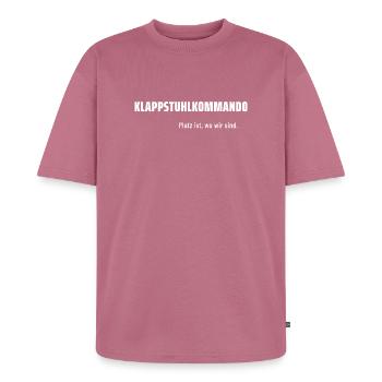 Klappstuhlkommando. Platz ist, wo wir sind. - Unisex Premium Oversized Bio T-Shirt - Mauve - Vorne - Thijin (182cm) & Selfina (174cm)