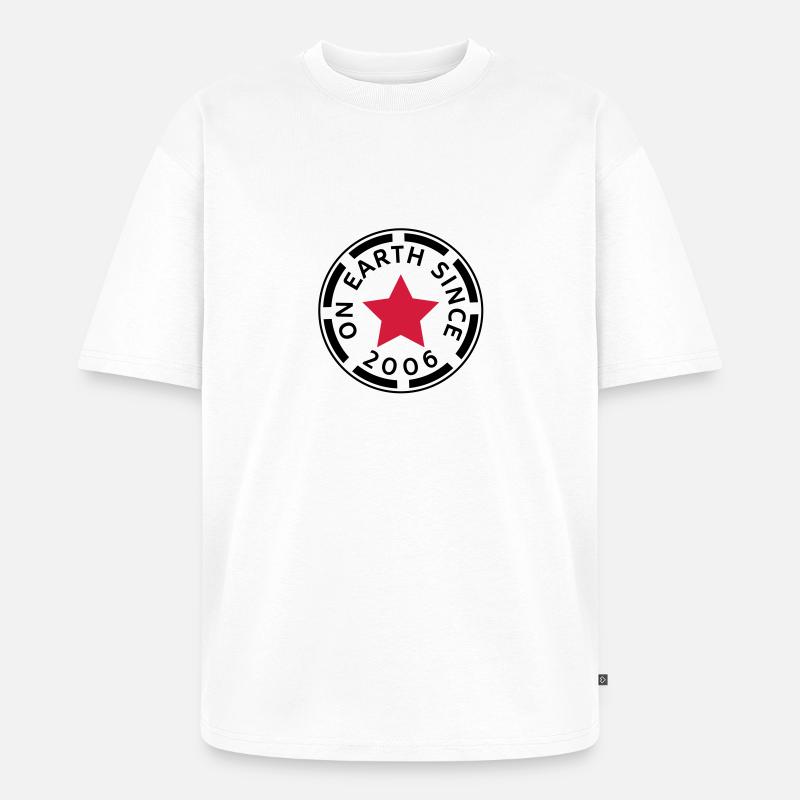 on earth since 2006 (de) - Unisex Premium Oversized Bio T-Shirt - Weiß