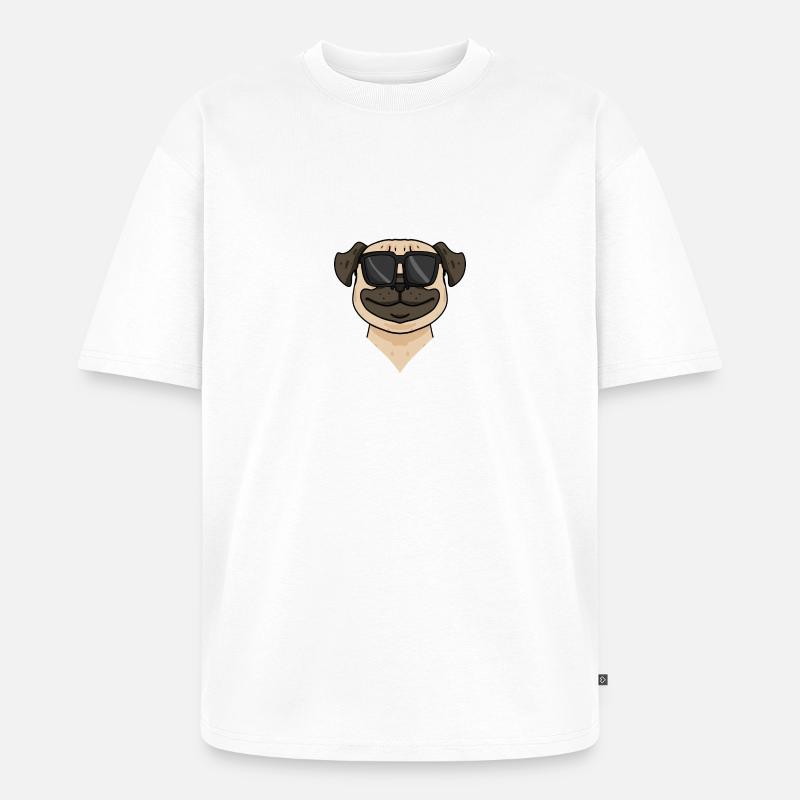 Mops Hund mit Sonnenbrille - Unisex Premium Oversized Bio T-Shirt - Weiß