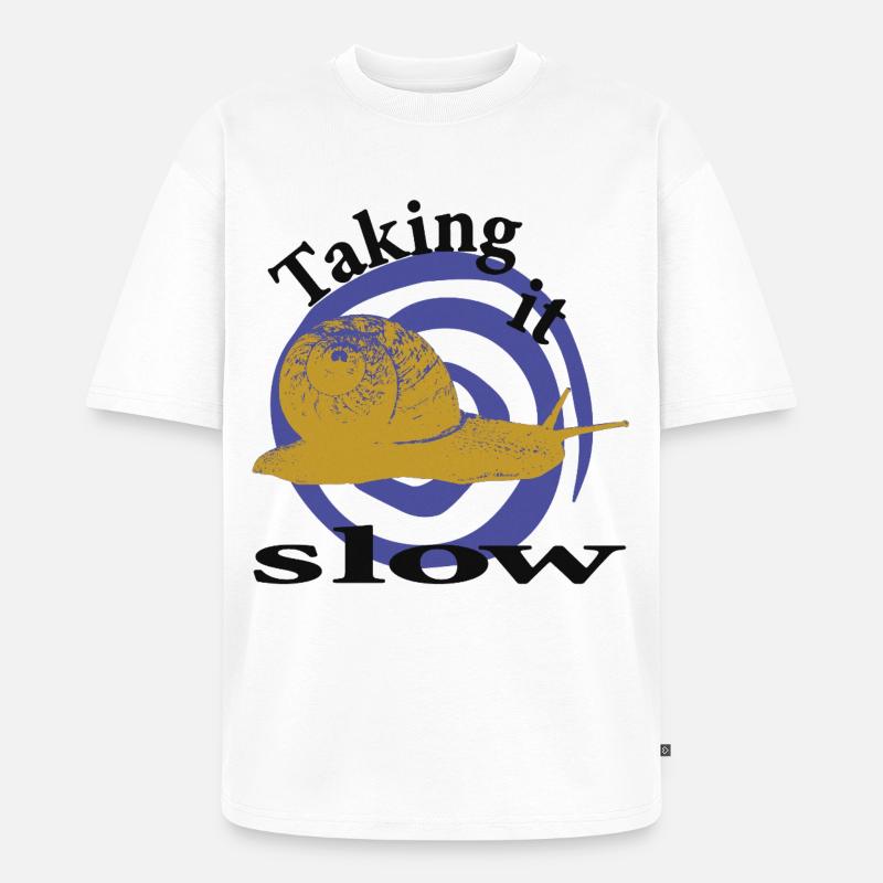 Entspannte Schnecke – Taking It Slow - Unisex Premium Oversized Bio T-Shirt - Weiß