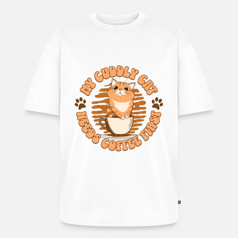 My Cuddly Cat - Needs Coffee First - Unisex Premium Oversized Bio T-Shirt - Weiß