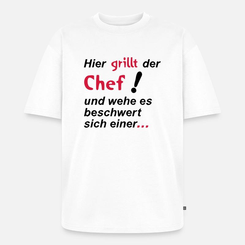 Hier grillt der Chef - Unisex Premium Oversized Bio T-Shirt - Weiß