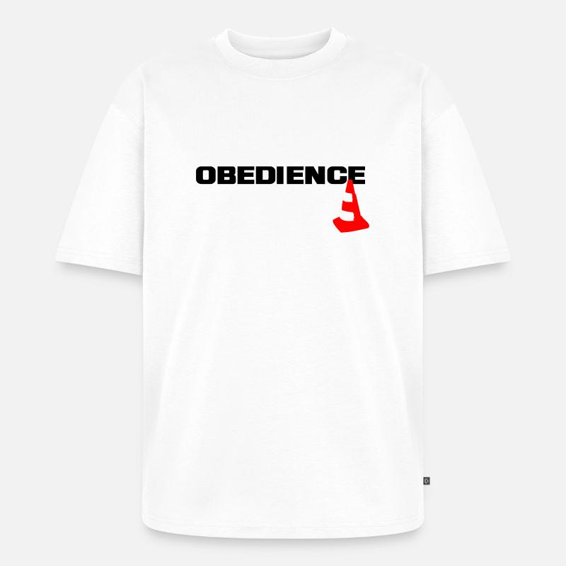 Obedience mit Pylone - Unisex Premium Oversized Bio T-Shirt - Weiß