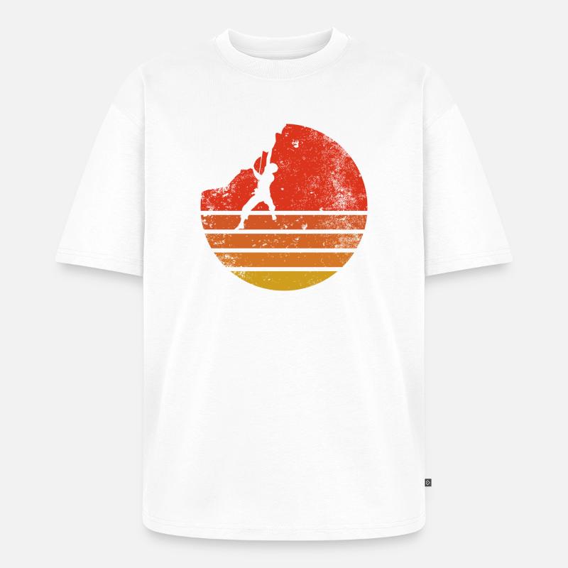 Wanderer bei Retro Sunset - Unisex Premium Oversized Bio T-Shirt - Weiß