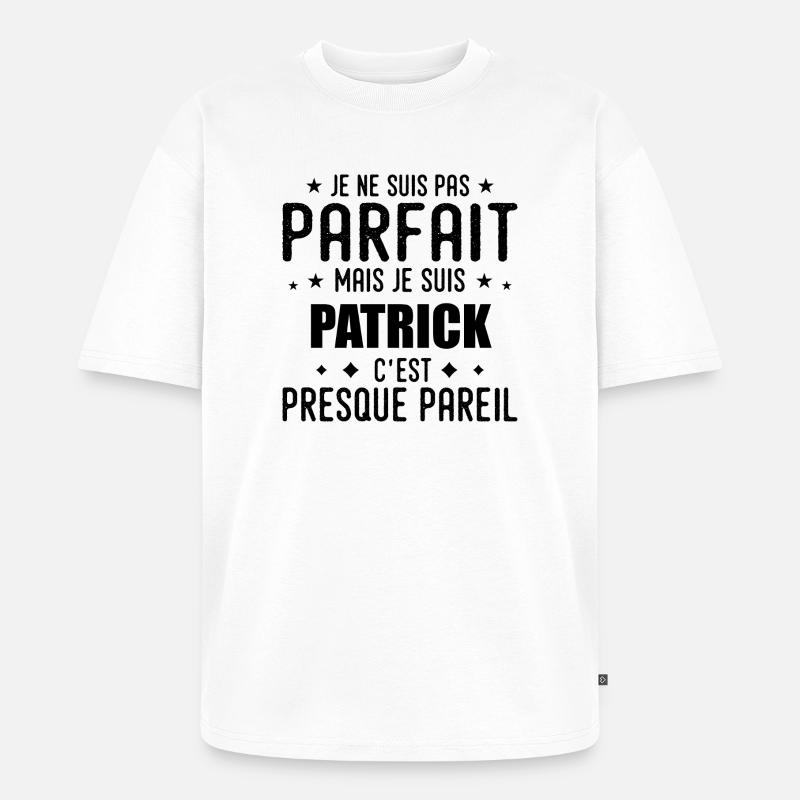 Patrick: authentisch, unvollkommen, oben, perfekt - Unisex Premium Oversized Bio T-Shirt - Weiß