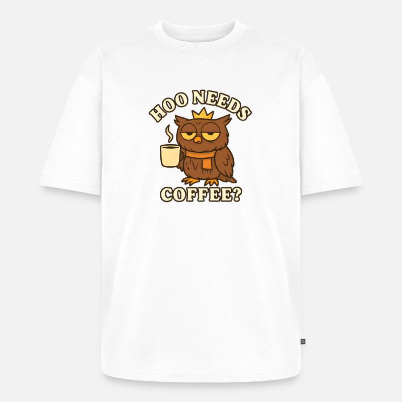  Hoo Needs Coffee? – Lustige Eule - Unisex Premium Oversized Bio T-Shirt - Weiß