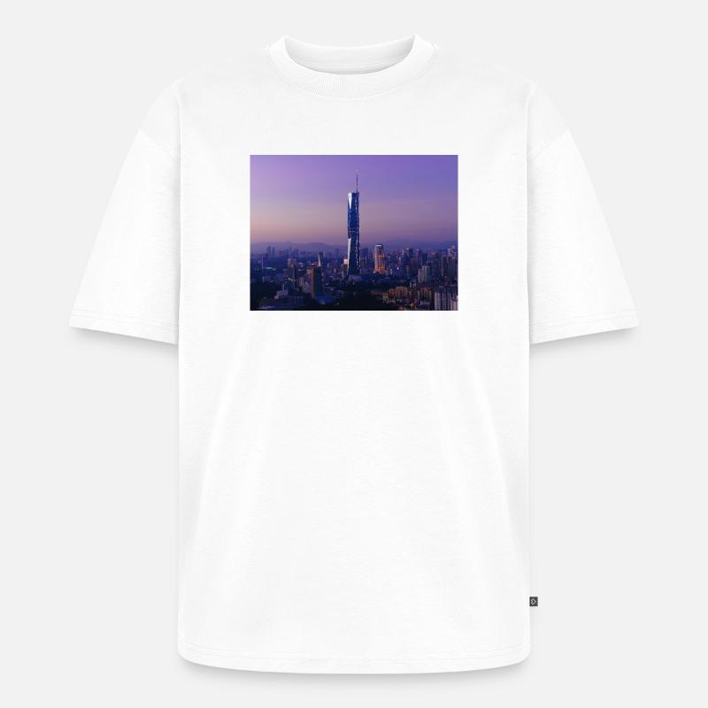 Dämmerungs-Skyline mit Turmspitze - Unisex Premium Oversized Bio T-Shirt - Weiß