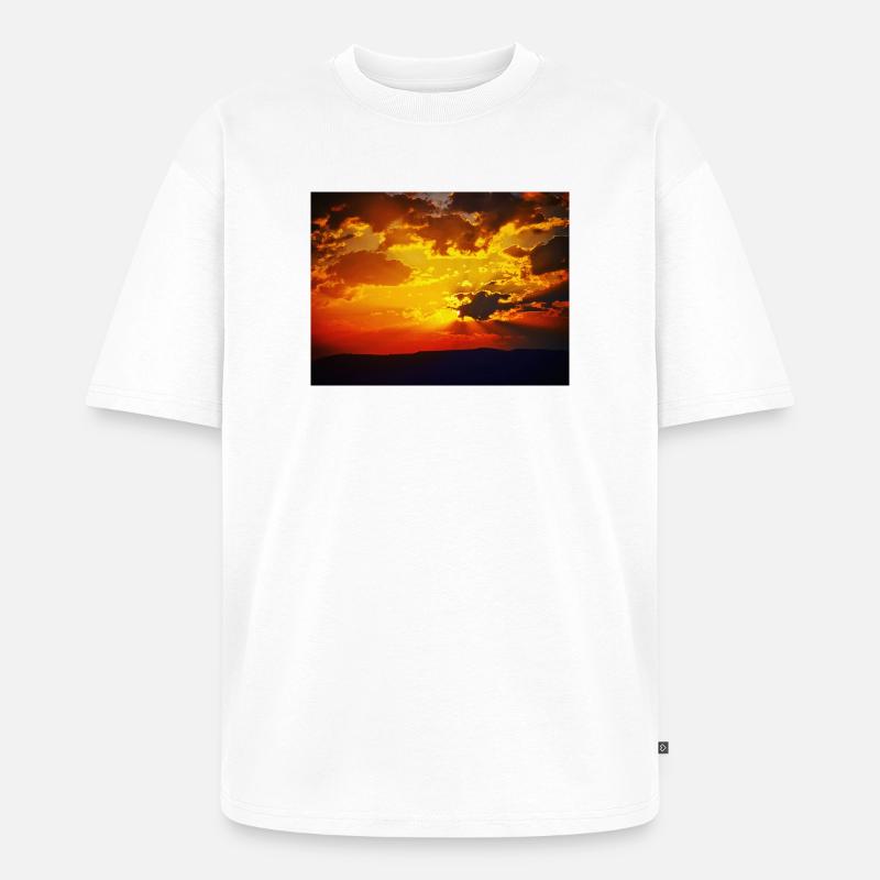 Sonnenuntergangsfeuerstrahlen - Unisex Premium Oversized Bio T-Shirt - Weiß