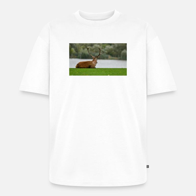 Hirsche am Ufer des Sees - Unisex Premium Oversized Bio T-Shirt - Weiß