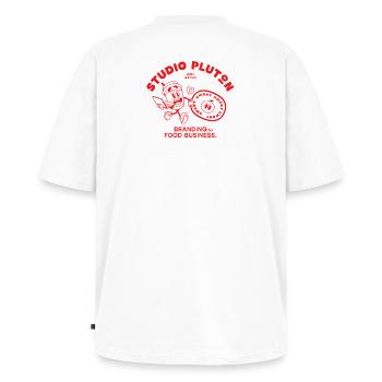 Studio Pluton - Ausgabe 2024 (rot) - Unisex Premium Oversized Bio T-Shirt - Weiß - Hinten - Thijin (182cm)