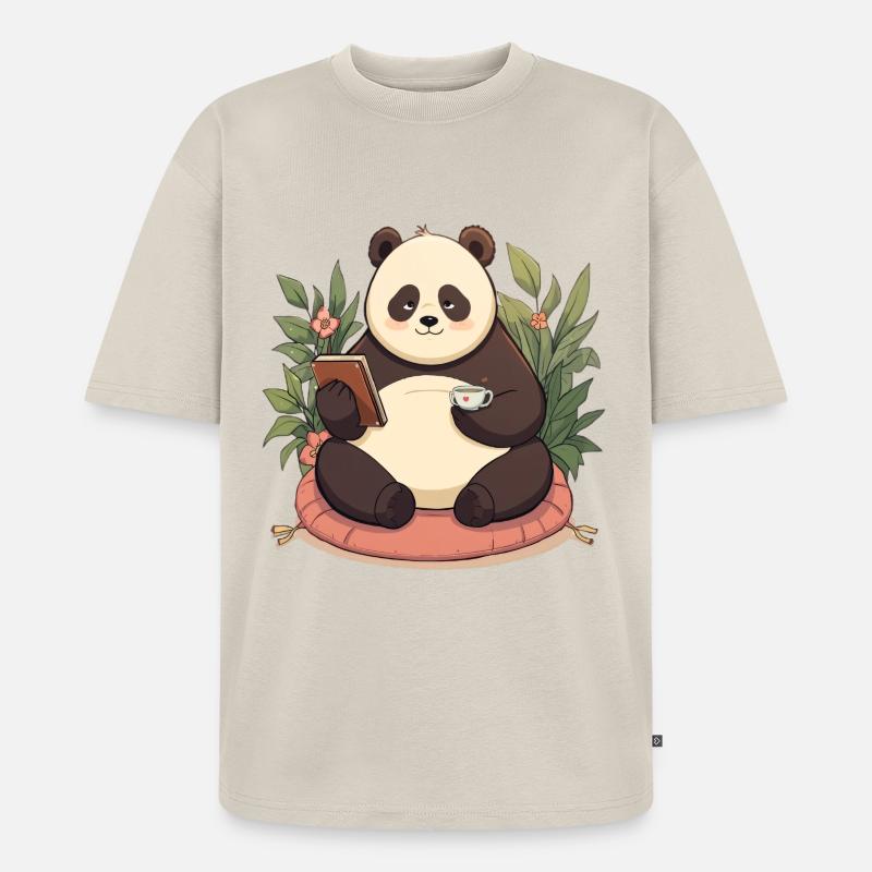 Panda beim Lesen mit Tee - Unisex Premium Oversized Bio T-Shirt - Beige