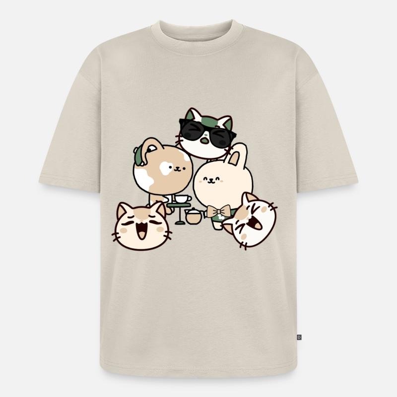 Kawaii Kaffeepause: Katze mit Hörgerät - Unisex Premium Oversized Bio T-Shirt - Beige