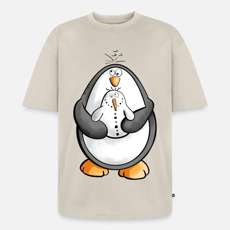 Pinguin und Schneemann sind beste Freunde - Unisex Premium Oversized Bio T-Shirt - Beige