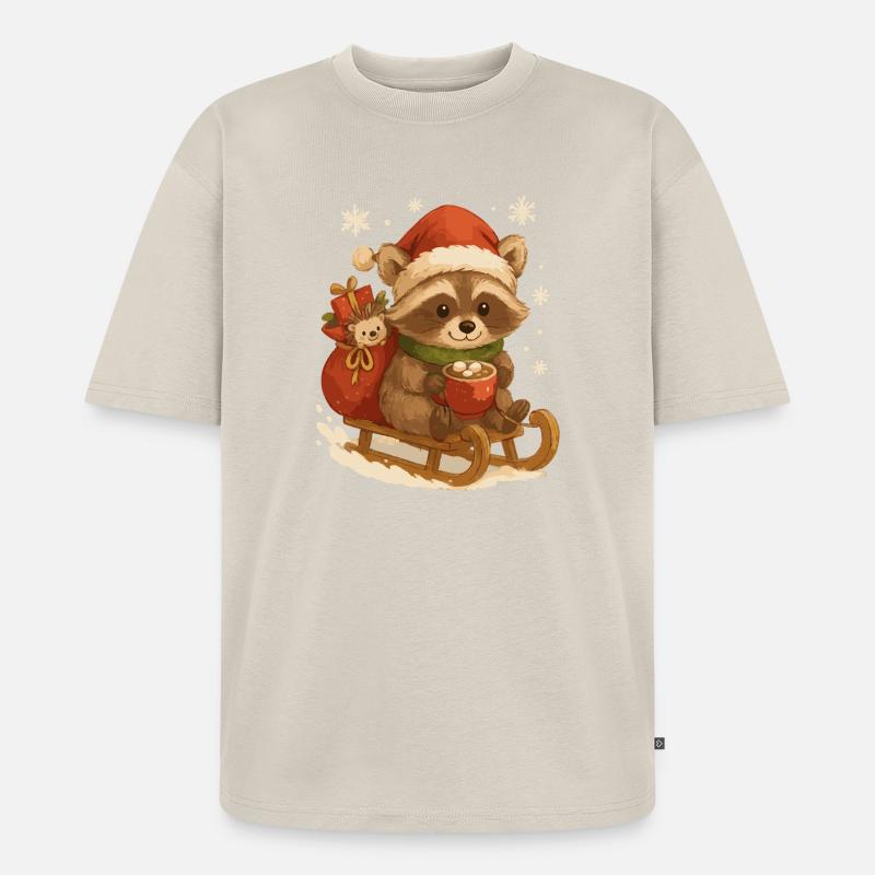 Weihnachts Waschbär auf Schlitten - Unisex Premium Oversized Bio T-Shirt - Beige