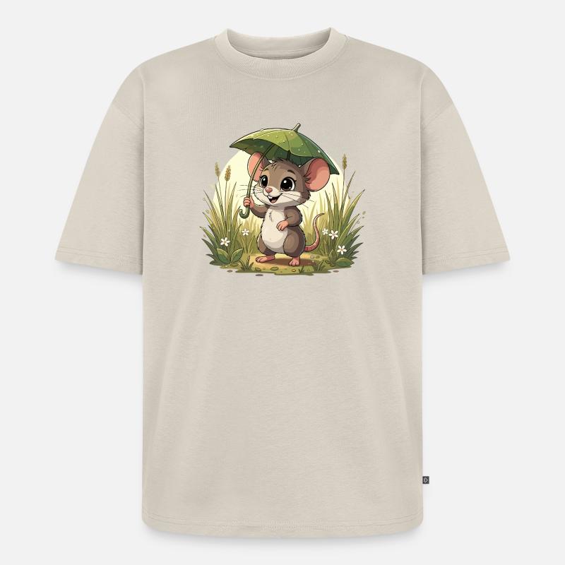 Kleines Mäuschen mit Schirm im Gras - Unisex Premium Oversized Bio T-Shirt - Beige