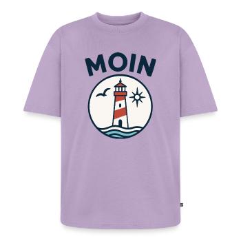Leuchtturm am Meer Küstenmotiv - Unisex Premium Oversized Bio T-Shirt - Lavendel - Vorne - AI Model Male 185 light (185cm)